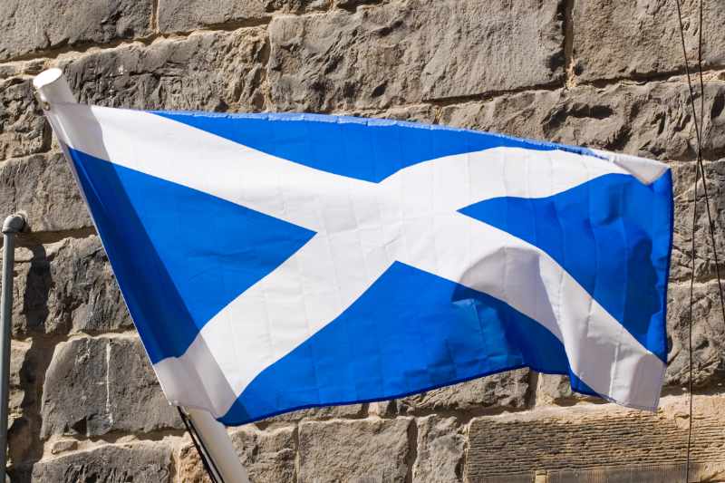 Schottlands Flagge: weißes Andreaskreuz auf hellblauem Grund