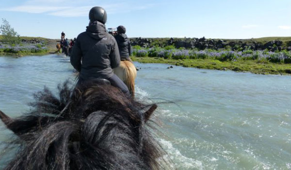 Flußdurchquerung zu Pferde
